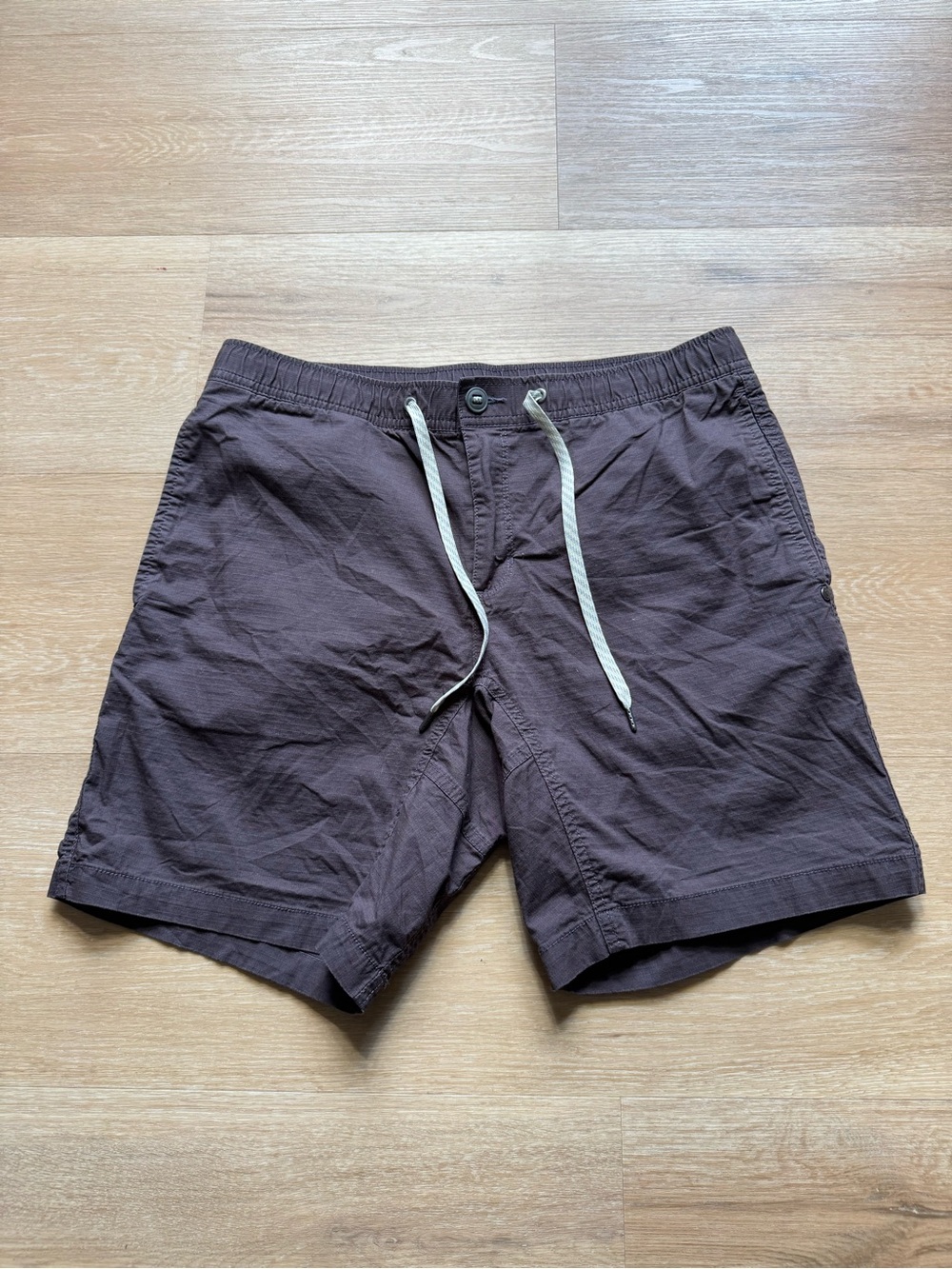 Vuori Men's Cargo Shorts Brown with Cream Drawstring